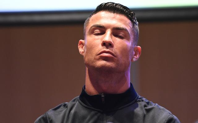 赛前一天宣布比赛延期，C罗中国行再次给商业赛事敲警钟。  图/新华社