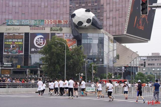 2023成都马拉松，选手经过339天府熊猫塔（资料图片）