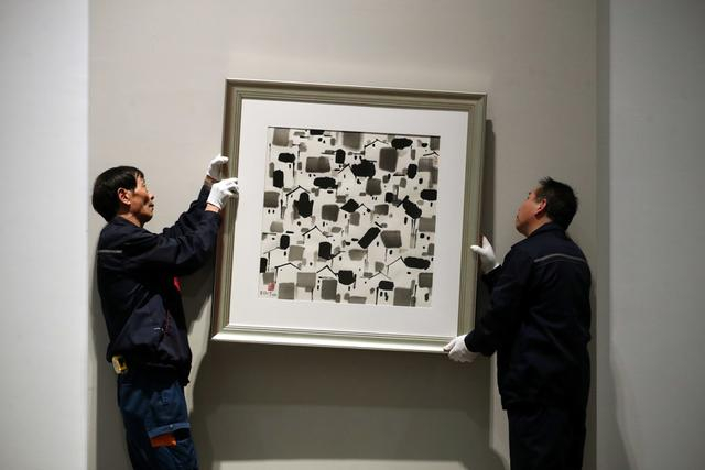 工作人员进行上墙调试。蒋迪雯摄