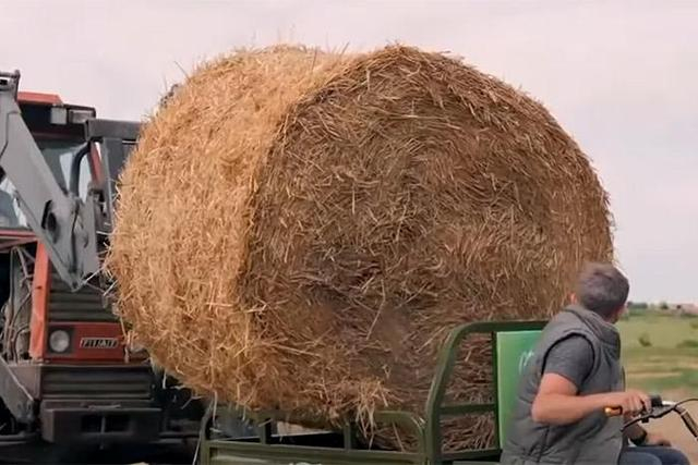 海外用户使用“三蹦子”拉草垛。视频截图