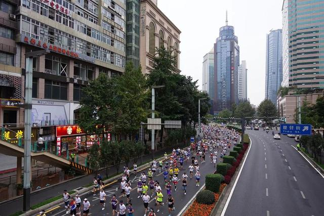 2023成都马拉松，选手经过蜀都大道（资料图片）