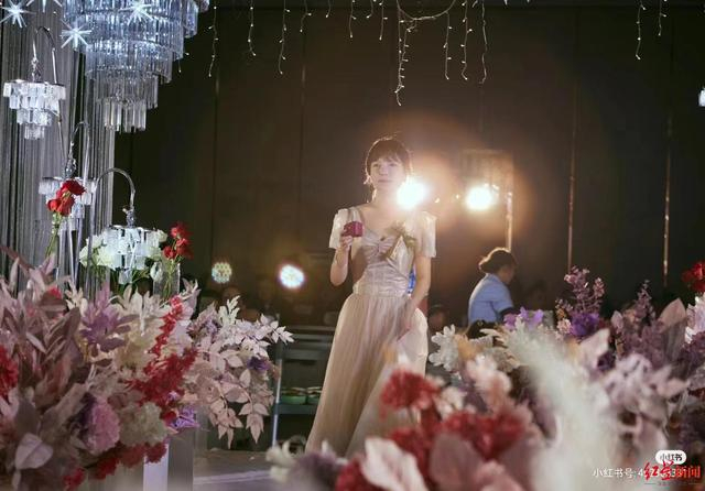 ▲雷女士做兼职伴娘在婚礼上递婚戒