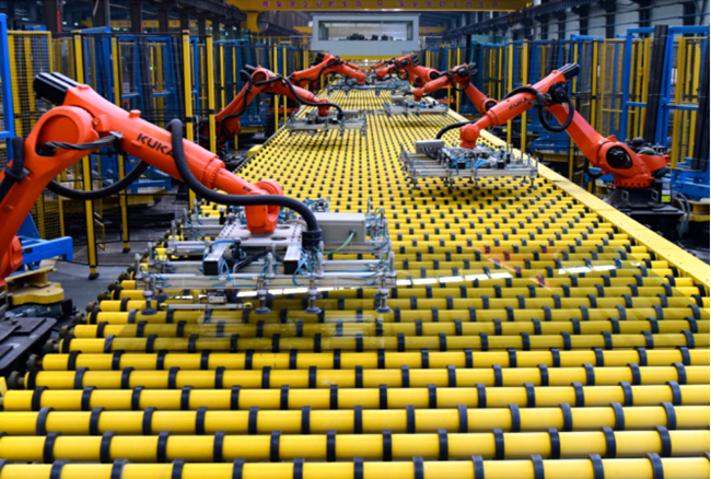 河南省中联玻璃有限责任公司的浮法玻璃智能化生产车间,自动化设备