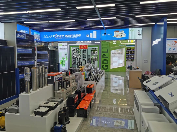图为义乌小商品市场新能源展厅一商户门店。（新华社记者任军摄）