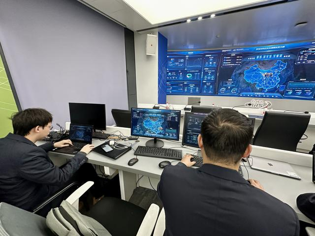 工作人员正在电脑前值守。新京报记者 王贵彬 摄