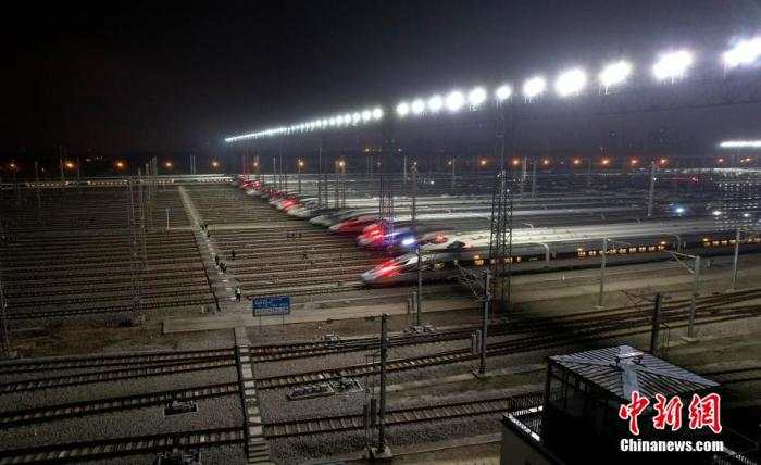 资料图：航拍动车组停靠在武汉动车段的存车线上，蓄势待发。 张畅 摄