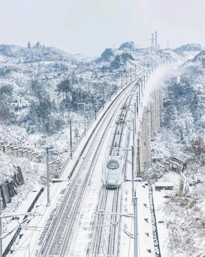 高铁列车驶过湖南芷江二头田特大桥。杨芳 摄