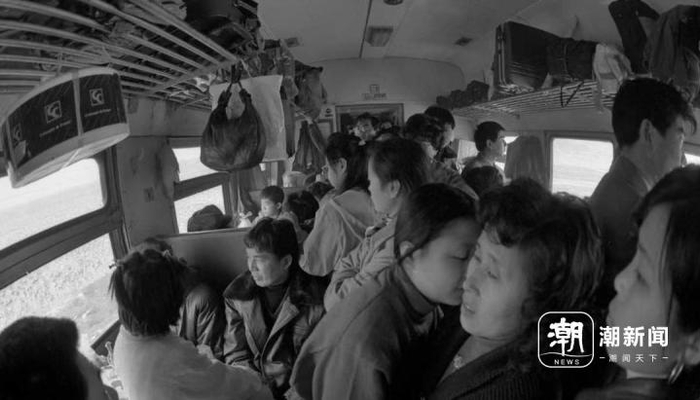 1996年春运,拥挤的火车车厢.裘志伟 摄