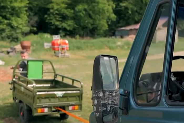 “三蹦子”作牵引车使用。视频截图