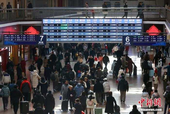 1月25日，旅客在北京西站出行。随着龙年春节的临近，北京西站客流渐增。 中新社记者 易海菲 摄