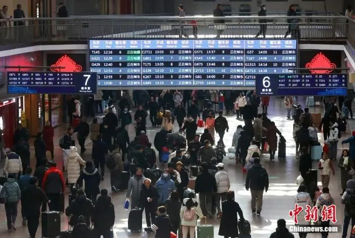 1月25日，旅客在北京西站出行。随着龙年春节的临近，北京西站客流渐增。中新社记者 易海菲 摄