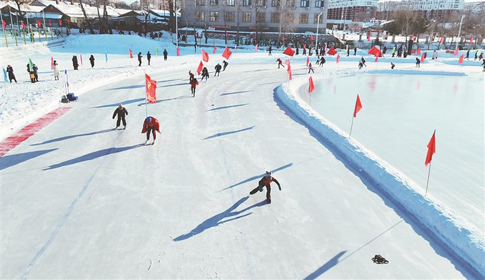     冰场上运动健儿奋力争先。