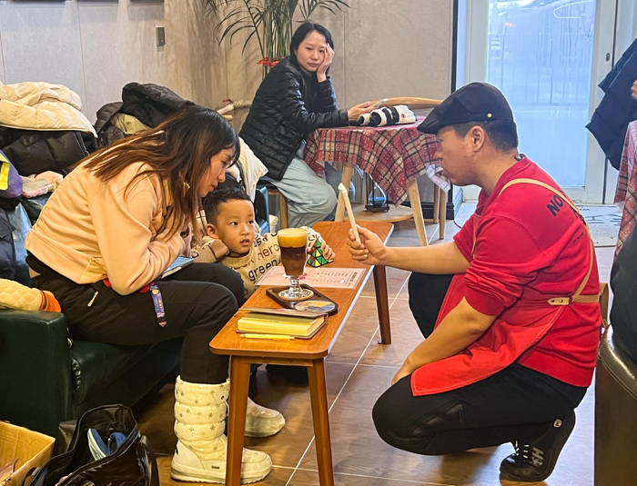 咖啡师为游客讲解冻梨咖啡制作方法