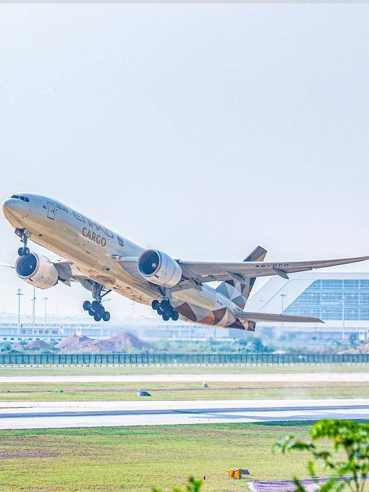 一架阿提哈德航空的波音777-200全货机在鄂州花湖机场起飞。（湖北日报全媒记者 薛婷 摄）
