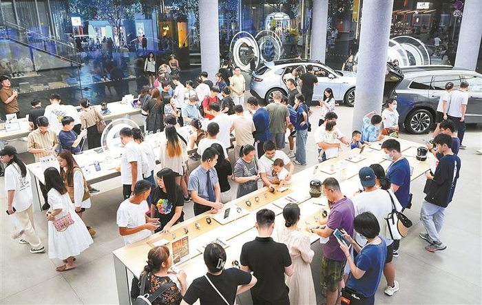 去年“十一”假期，深圳各大商圈消费旺盛。图为南山区某数码产品专卖店人流如织。 深圳晚报记者 陆颖 摄