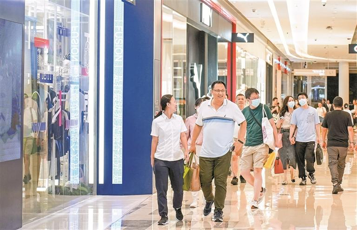 市民在福田星河COCOPark逛街消费。 深圳晚报记者 严文婷 摄