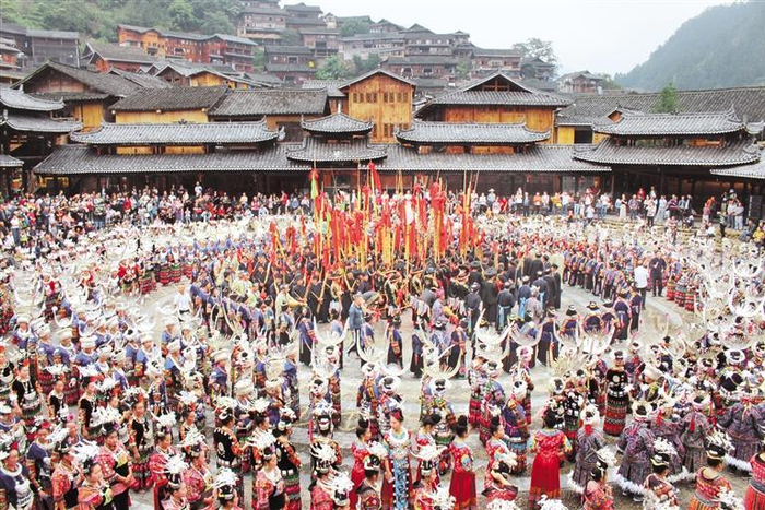     雷山苗族同胞欢天喜地过苗年。      （黔东南州委宣传部供图）