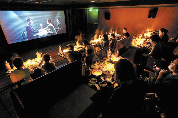 火锅影厅阶梯式观影座席分为三排，每排布置三张宽大的餐桌，可满足一家三口同时用餐。檀谷供图
