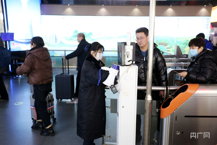 工作人员正在人工通道检票(央广网记者 唐磊 摄)
