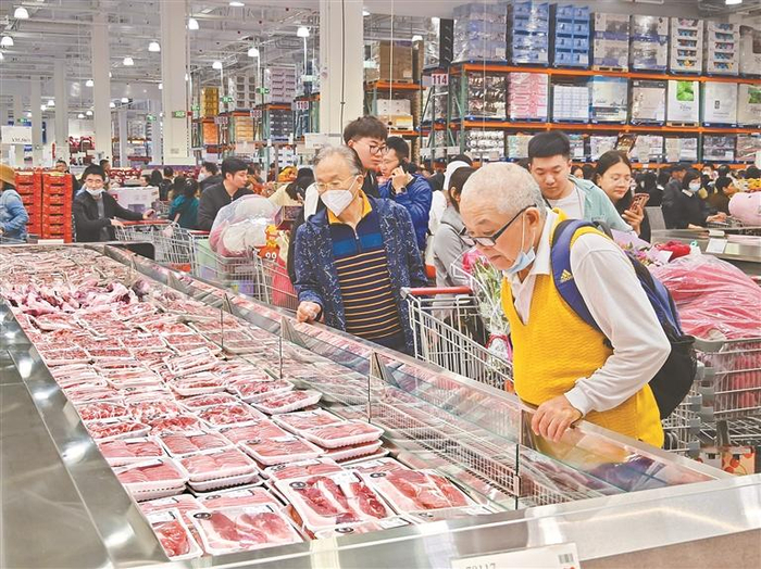 市民在开市客会员店挑选心仪商品。 深圳晚报记者 严文婷 摄