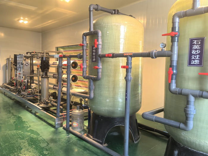 用于制作根雀果饮料的水是来自道孚的矿泉水，图为矿泉水过滤车间。宁蕖 摄