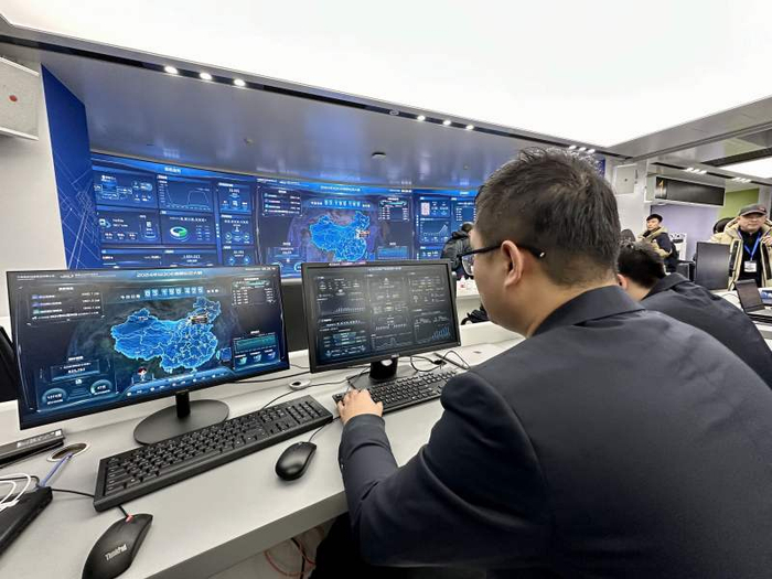 工作人员正在电脑前值守。新京报记者 王贵彬 摄