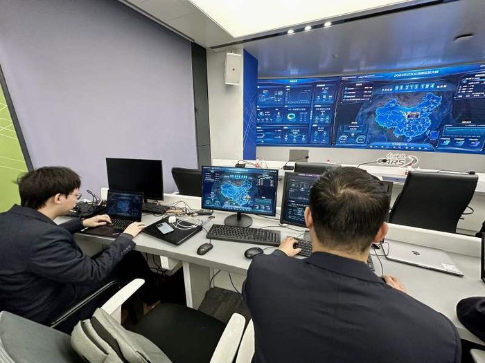 工作人员正在电脑前值守。新京报记者 王贵彬 摄