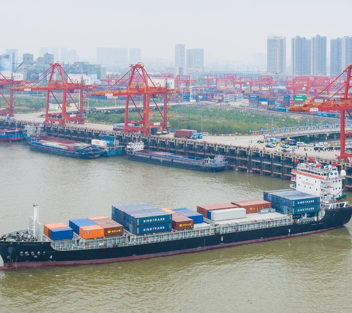 湖北首条东盟集装箱近洋直航航线开通。（湖北日报全媒记者 任勇 摄）