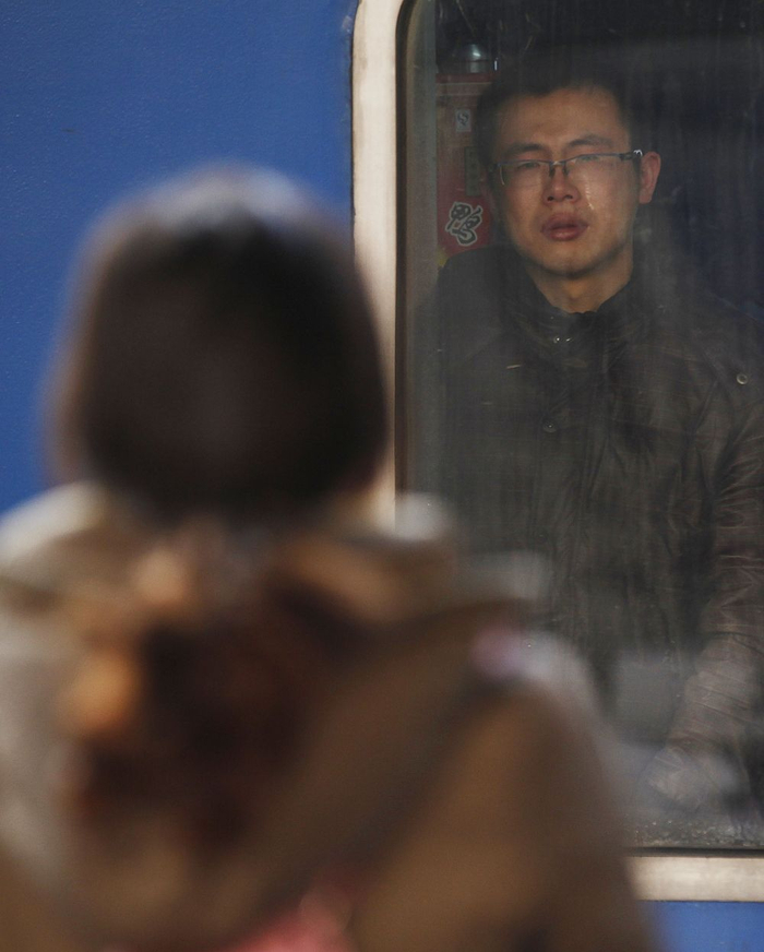 一对恋人隔着车窗依依不舍
