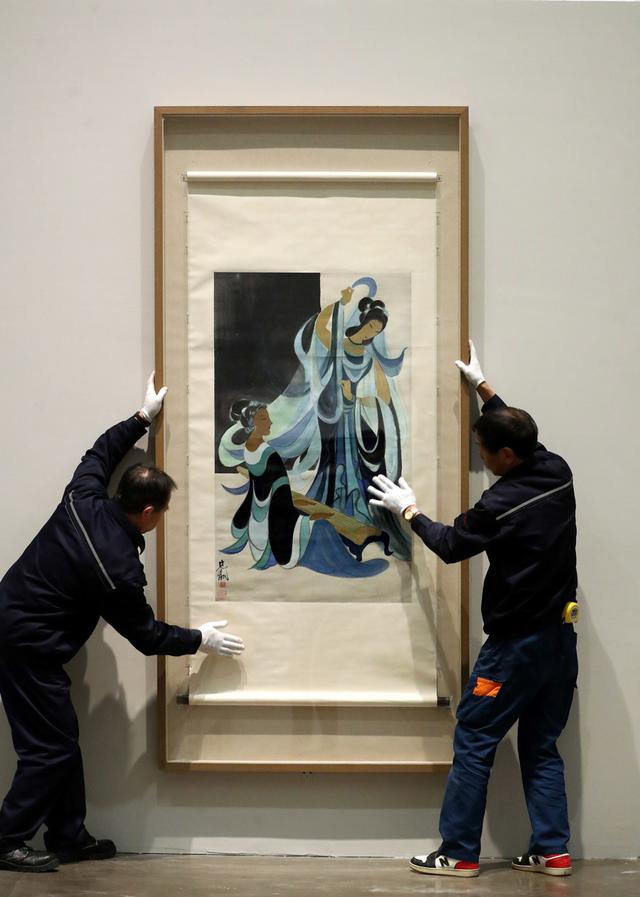 工作人员进行上墙调试。蒋迪雯摄