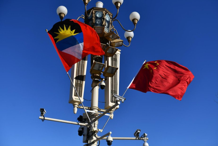 天安门广场悬挂中安两国国旗,欢迎安巴总理访华.(图源:视觉中国)