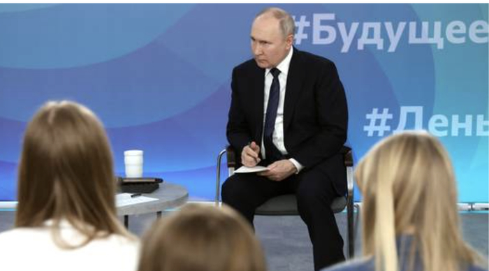 ▲普京抵达加里宁格勒州，还与大学生进行面对面交流