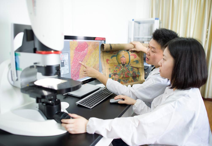 　　张晓珑（前）和赵晓龙（后）在文物修复室。新华社记者 肖艺九摄