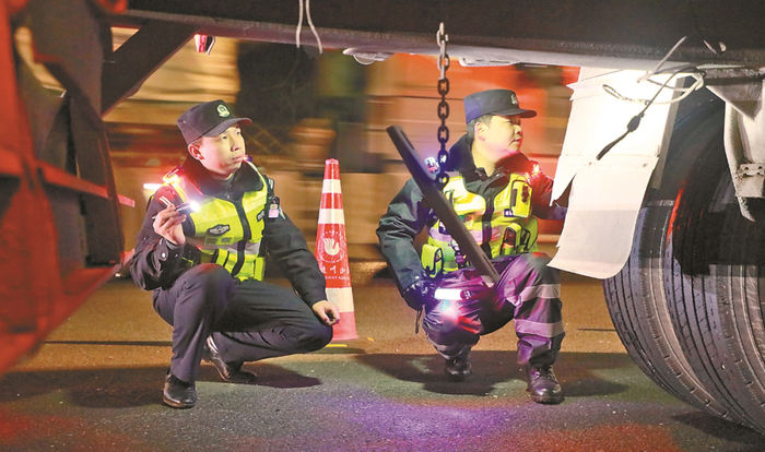 1月26日，江西省公安厅高速公路公安局直属二分局第一大队民警对货车进行检查。游建栋 摄