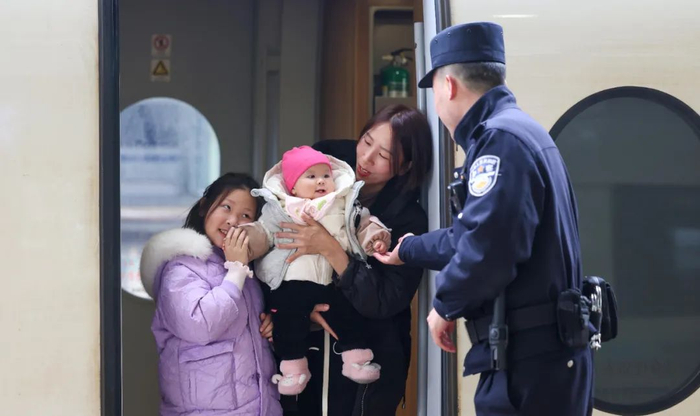 　　1月26日，旅客在沪昆高铁贵州铜仁南站乘车。工人日报通讯员 胡攀学 摄