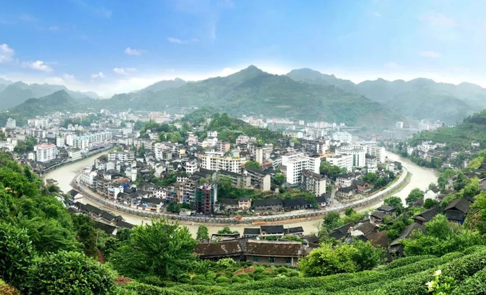 被青山环绕的古丈县城.(图源:古丈县委宣传部)