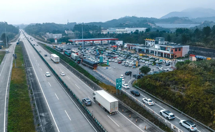 2024年1月26日，许广高速车流量增大，北行返乡车辆在排队进入清新服务区。清远日报记者 江元威 摄