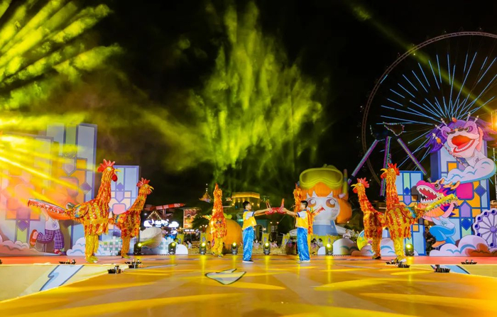 “雄鸡舞”表演队应邀到佛山顺德参加“潮玩·广府”2021年华侨城文化旅游节展演（来源：德庆县文化馆）