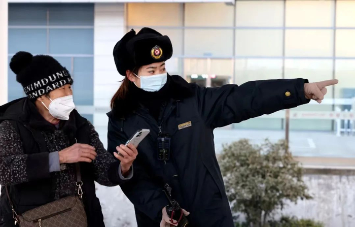 　　1月26日，在京沪高铁枣庄站站台上，工作人员在为一名老年旅客提供帮助。工人日报通讯员 吉喆、赵春艳 摄