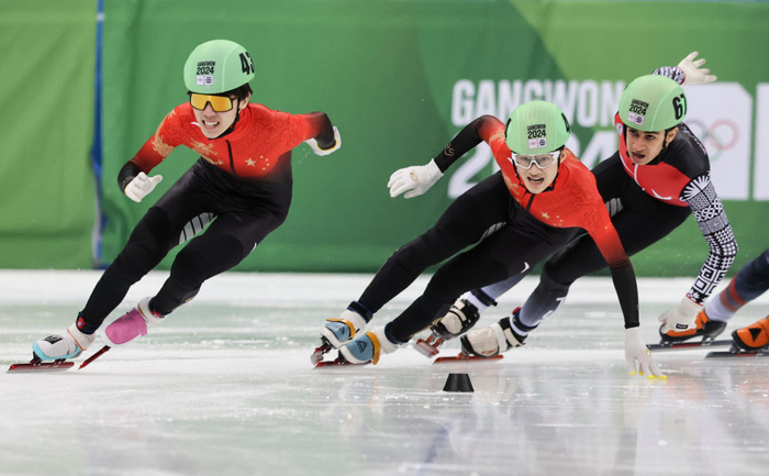   1月21日，张心喆（中）和队友张柏浩（左）在男子1000米决赛中。新华社记者 姚琪琳 摄