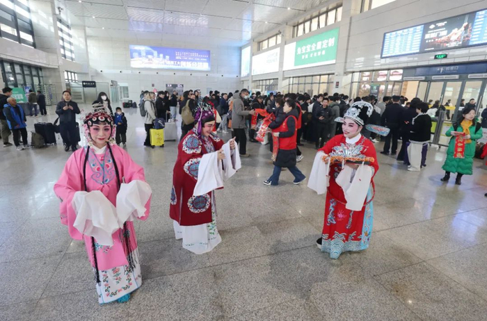 　　1月26日，浙江省湖州市德清高铁站，越剧团的演员为旅客表演戏曲节目。工人日报通讯员 谢尚国 摄