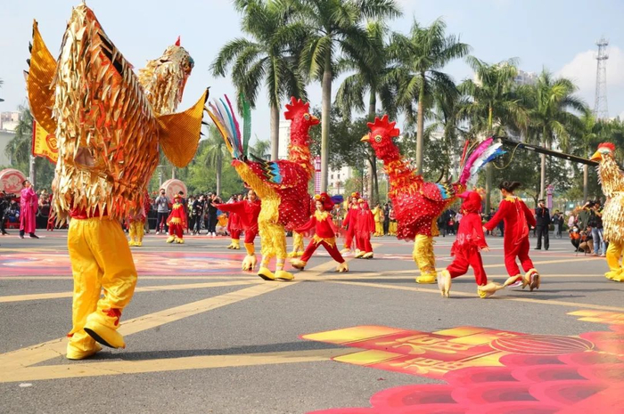 2018年，“雄鸡舞”表演队参加德庆县元宵节龙母出巡暨民间艺术大巡游展演（来源：德庆县文化馆）