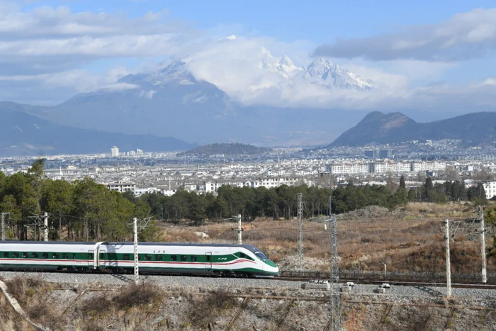　　1月26日，云南丽江玉龙雪山脚下，一列动车组列车在丽香铁路线上行驶。工人日报通讯员 赵庆祖 摄