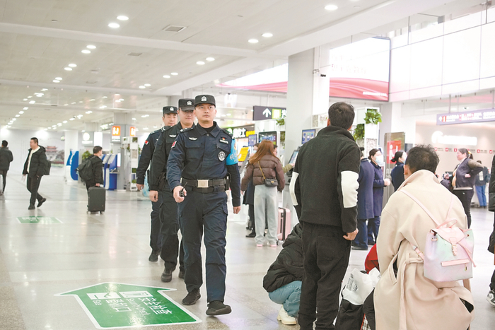 1月26日，福建省泉州市公安局机场分局民警在航站楼巡逻。陈辉明 摄