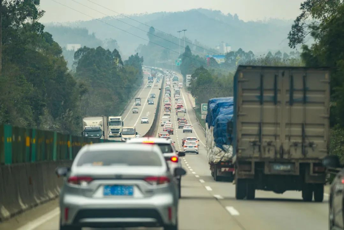 2024年1月26日，许广高速龙颈段，车流量明显增大。清远日报记者 江元威 摄