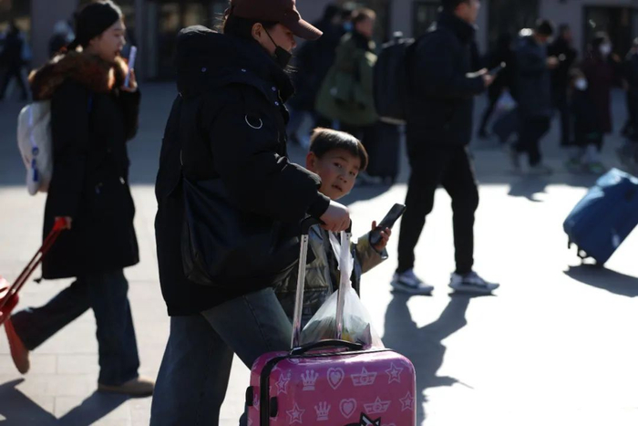 　　1月26日，2024年春运首日，北京站北广场的旅客。工人日报记者 吴凡 摄