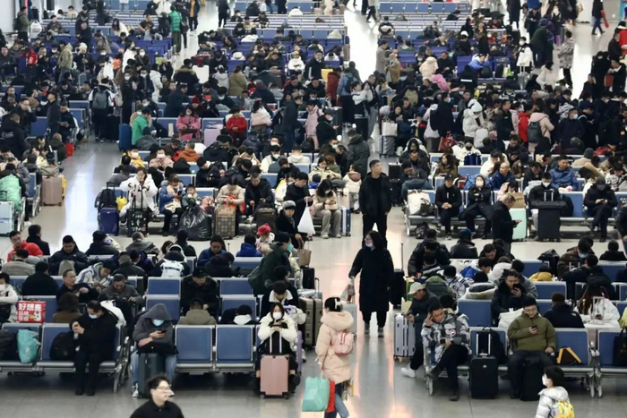 　　1月26日，2024年春运首日，南京南站候车大厅。工人日报记者 刘金梦 摄