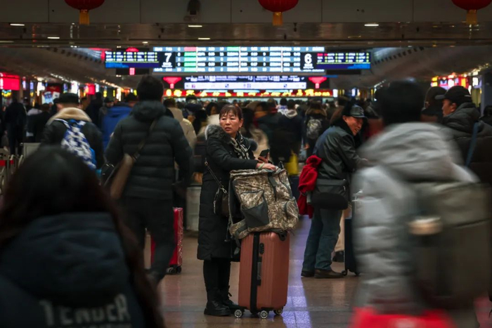 　　1月26日，2024年春运首日，北京西站候车大厅。工人日报记者 蔚可任 摄