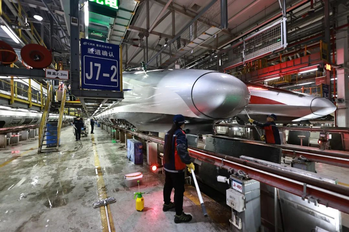 　　1月25日，重庆车辆段重庆西动车运用车间职工在检修动车组。工人日报通讯员 苏志刚 摄