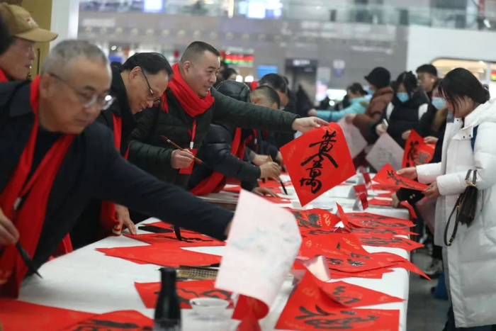 　　1月26日，江苏省千名书法家送万福进万家活动在南京南站启动，书法家们为来往南京的旅客现场写福送福。工人日报记者 刘金梦 摄